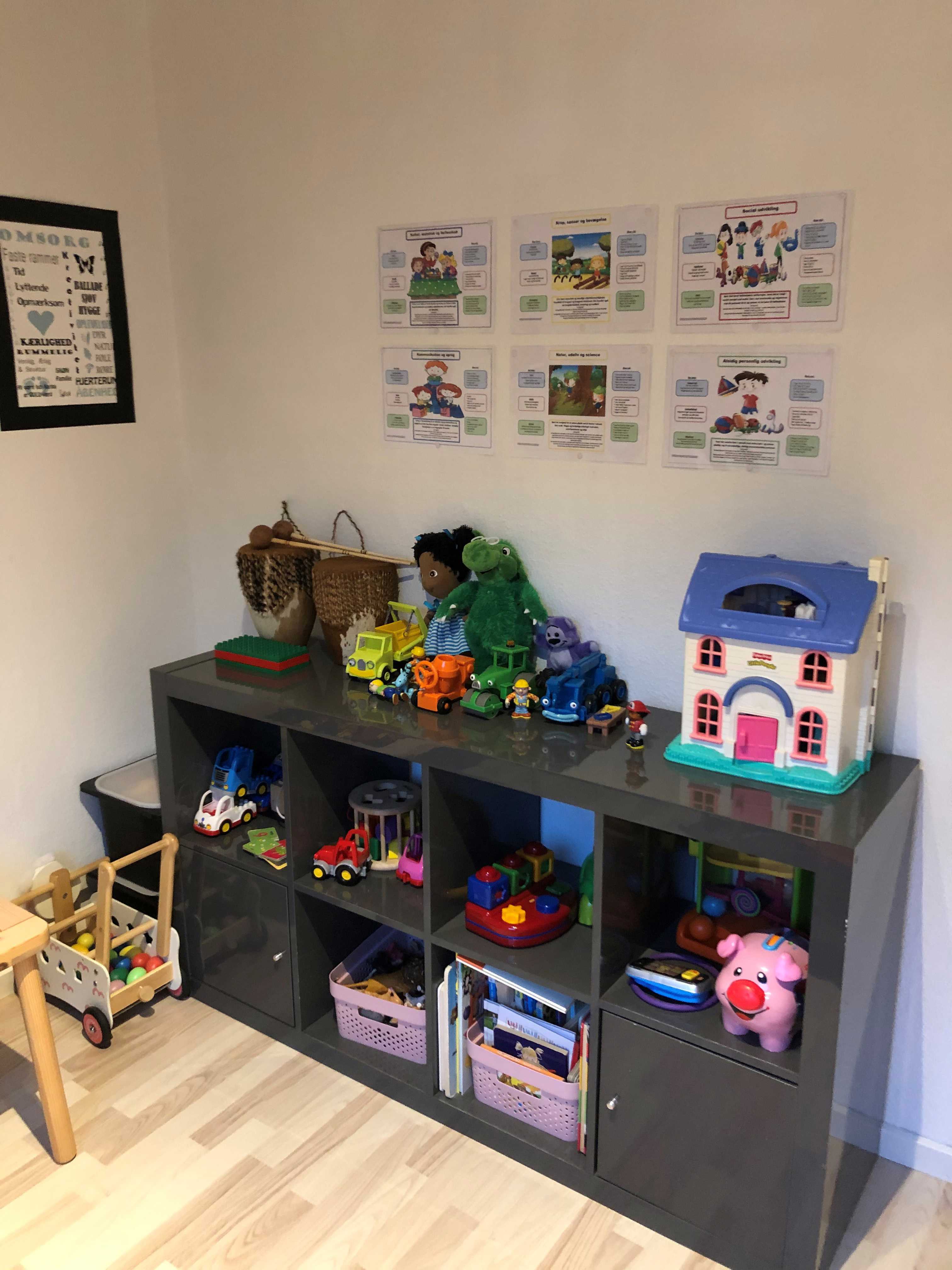 Reol i legeværelset med legesager