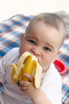 Barn spiser banan