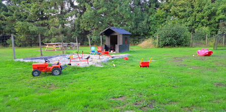 Legeplads med legehus, traktor m.m.