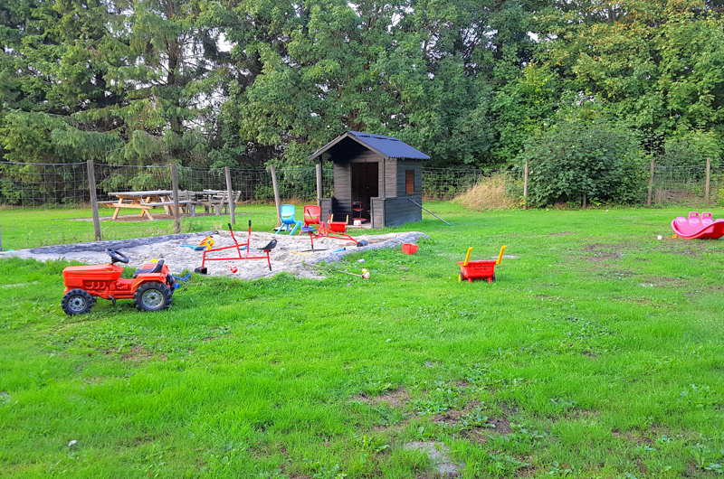 Legeplads med legehus, traktor m.m.