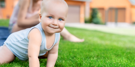 Baby kravler i græsset