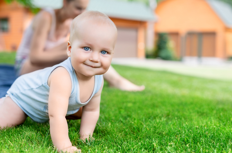 Baby kravler i græsset