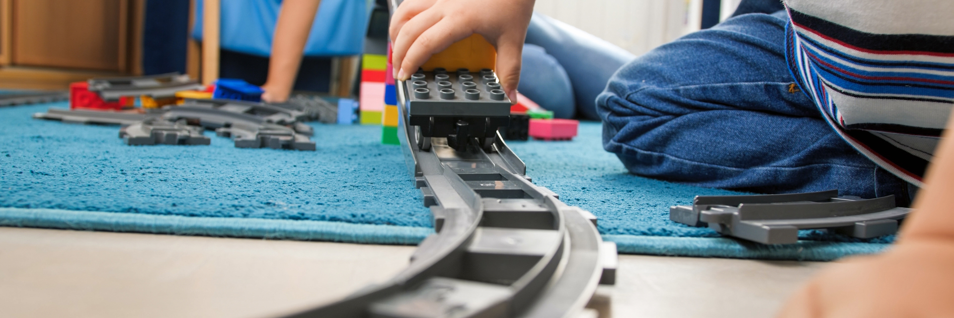 Børn bygger togbane