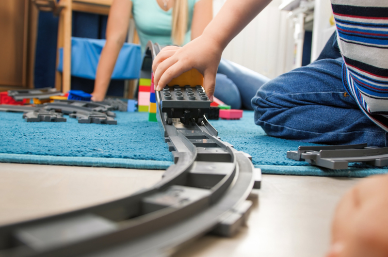 Børn bygger togbane