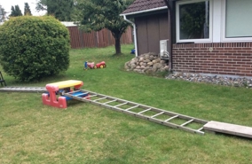 Forhindringsbane lavet i en have - af stiger og udendørslegetøj