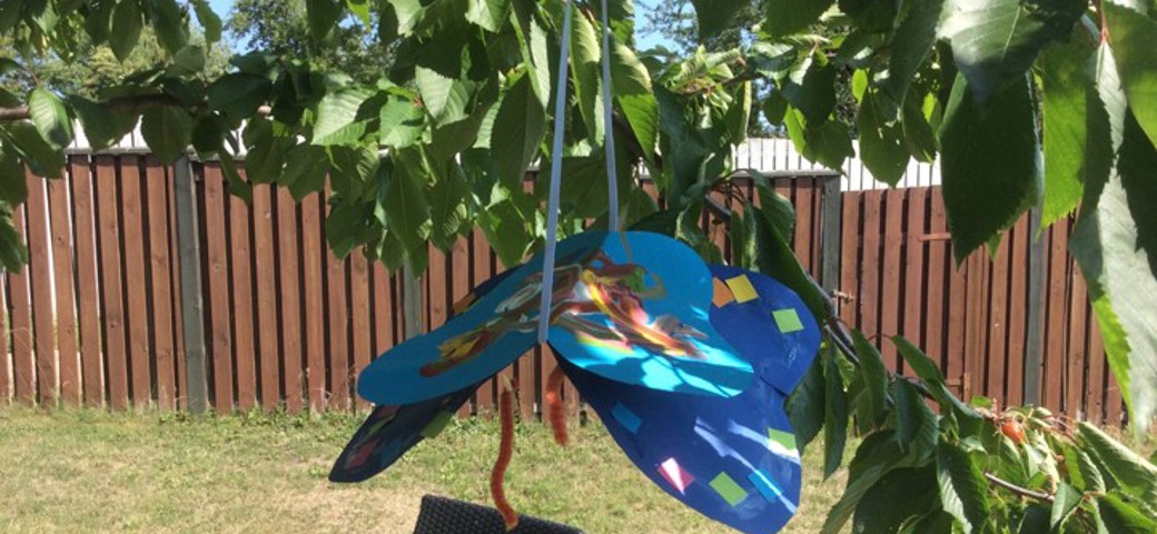Hjemmelavet sommerfugl hængende i et træ