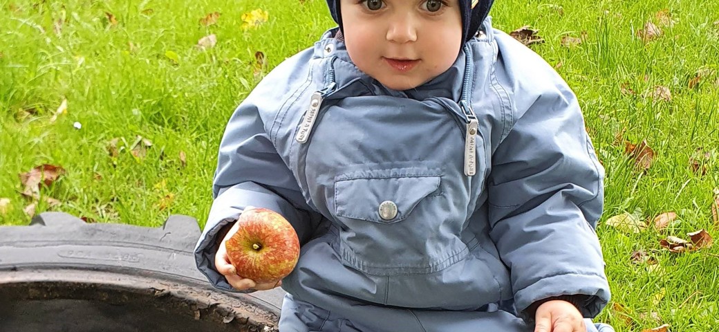 Barn på dæk med æble