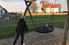 Børn bliver gynget på edderkoppegynge