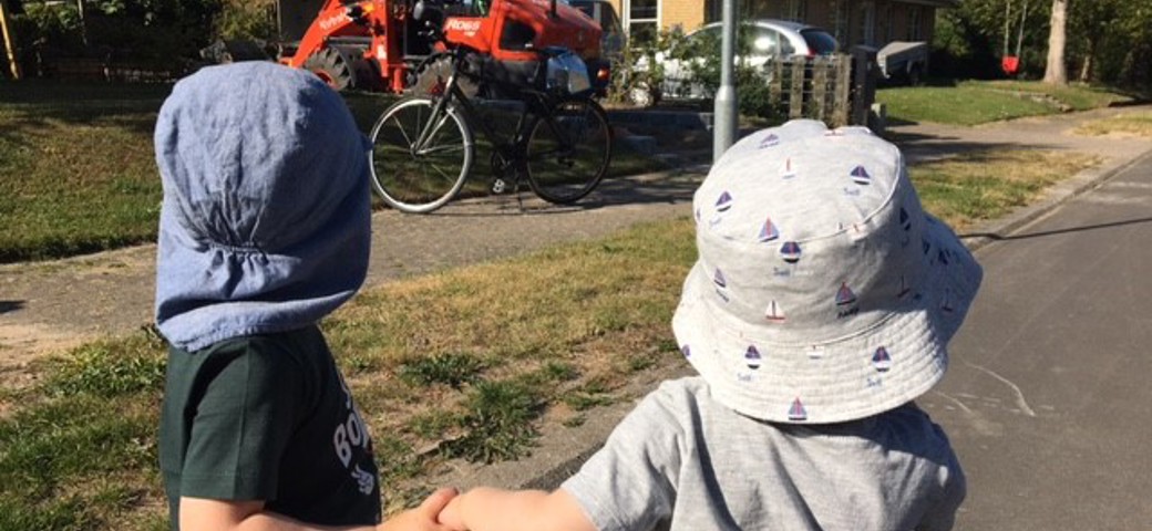To børn ser på en stor traktor