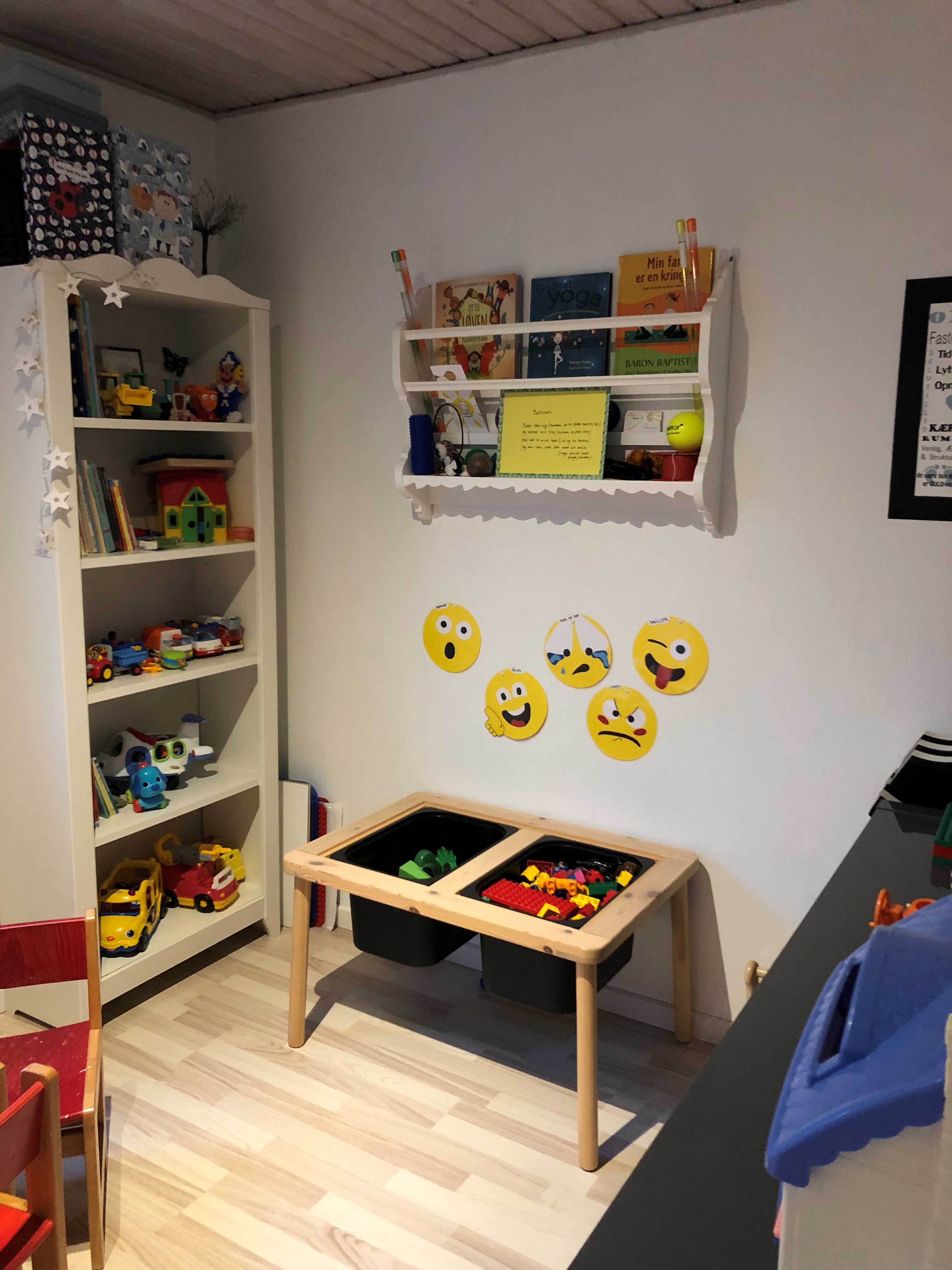 Legeværelse med reol med legesager