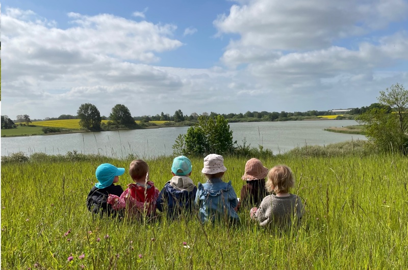 Billede af børn nær sø