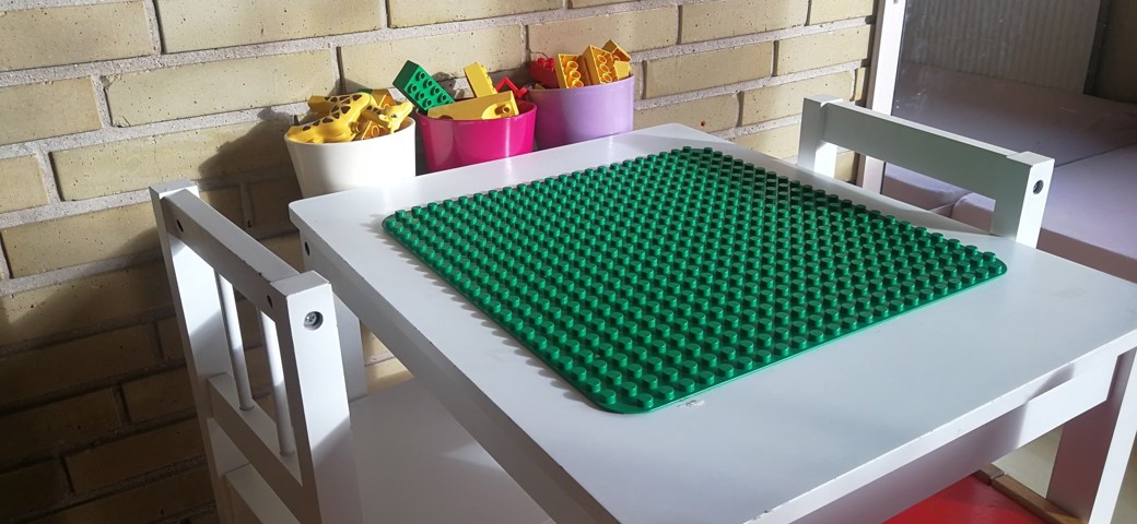 Legebord i legeværelse med legoplade