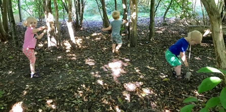 Børn leger i skoven