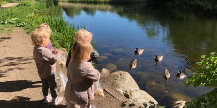 Børn fra Vest Troldene fodre ænder